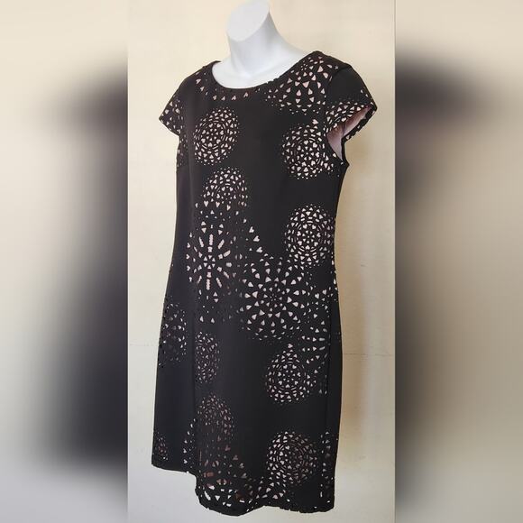 SIGNATURE CAMRYN Black Eyelet Laser Cut Sheath Dress Size 16 - Picture 3 of 10